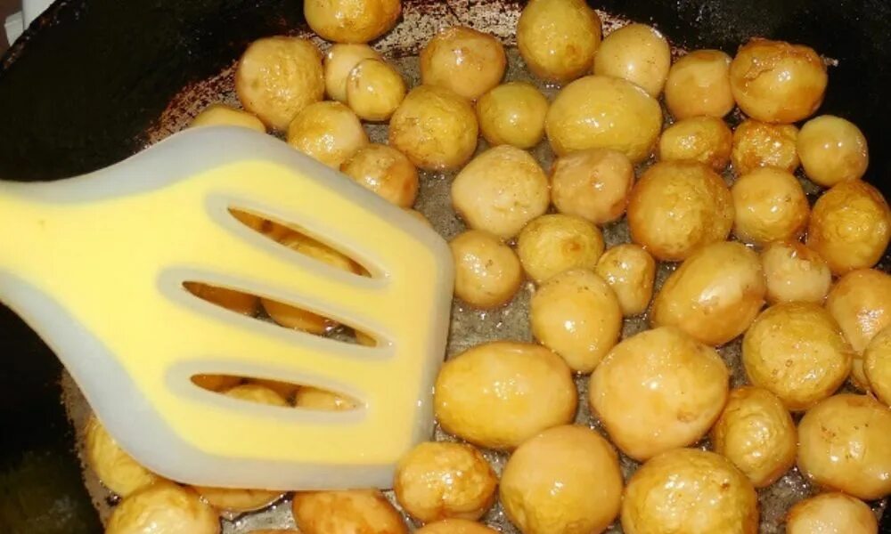 Кожура молодого картофеля. Молодая картошка на сковороде целиком. Картофель молодой. Мелкая картошка обжаренная. Мелкая картошка на сковороде.