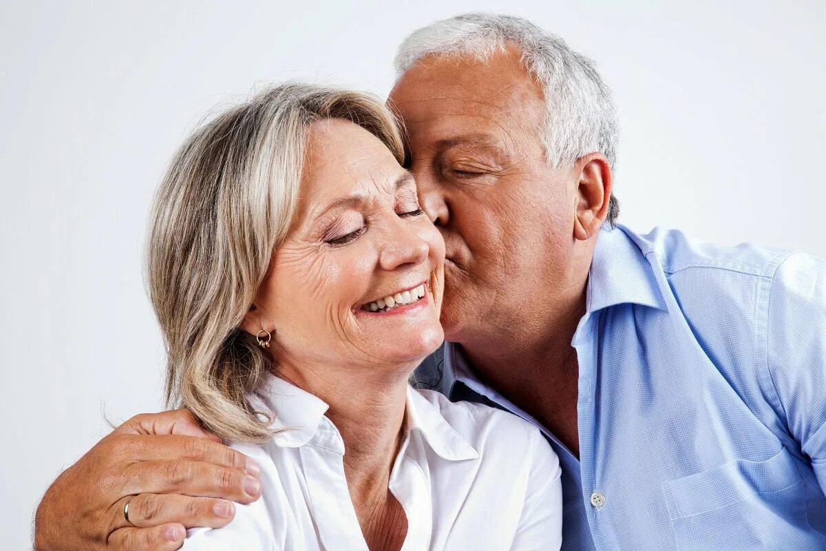 Пожилые мужчина и женщина. Поцелуй пожилых. Мужчина и женщина немолодые. Мужчина и женщина пенсионеры.