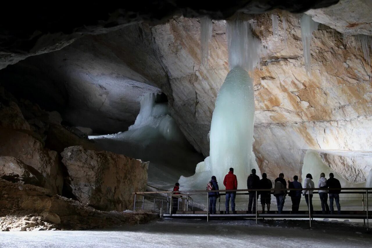 Айсризенвельт Австрия. Dachstein Ice Cave. Пещера Лампрехтсофен. Пещера Айсризенвельт в Австрии. Огромный редкость