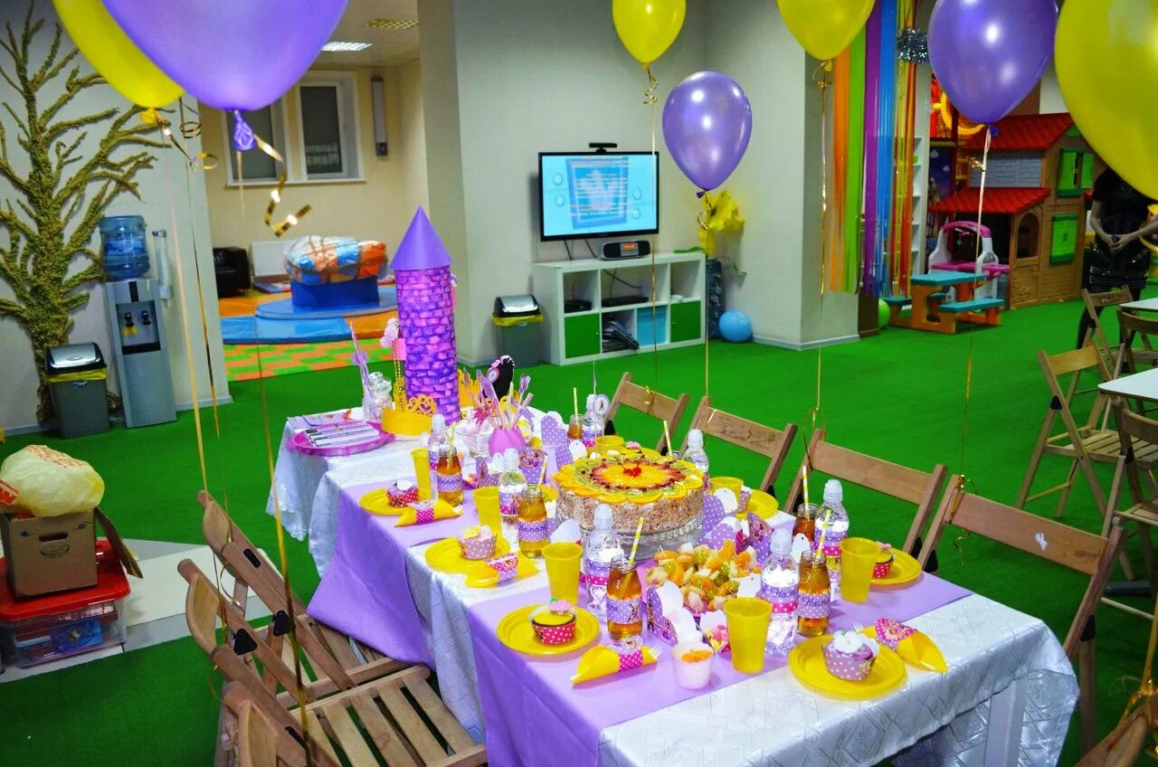Детский день рождения в игровой комнате. Детский праздничный стол. Стол на день рождения ребенка. Украшение детского стола на день рождения. Стол на детском дне рождении.