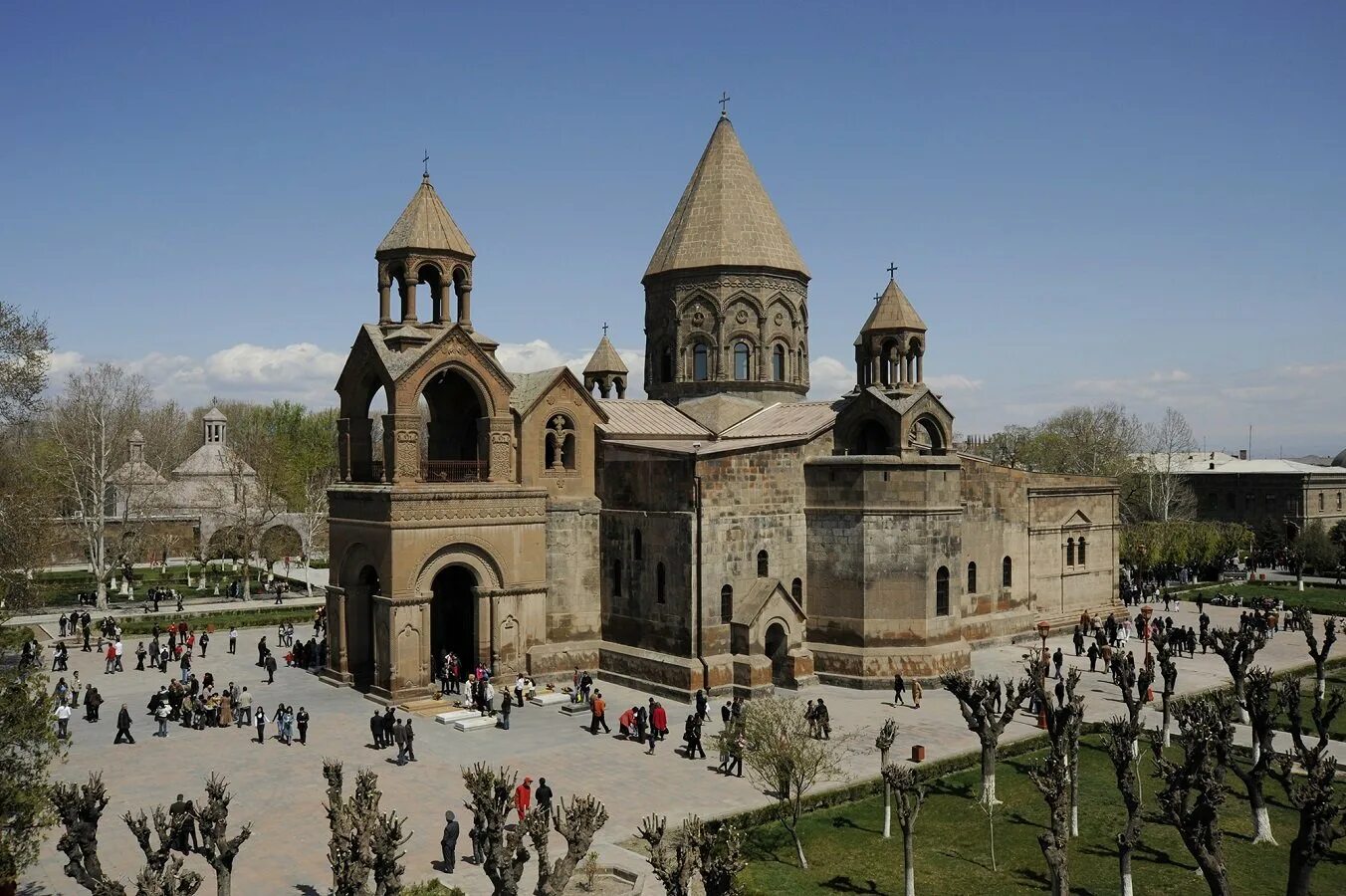 Почему армянский церковь. Эчмиадзинский монастырь Вагаршапат. Монастырский комплекс Эчмиадзин.