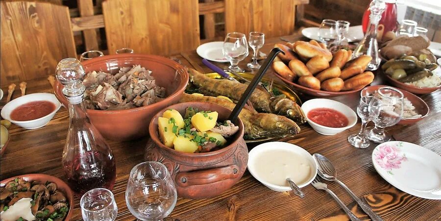 еда в деревне. ужин в деревне. обед в деревенском стиле. деревенский стол с едой. обед в деревне.