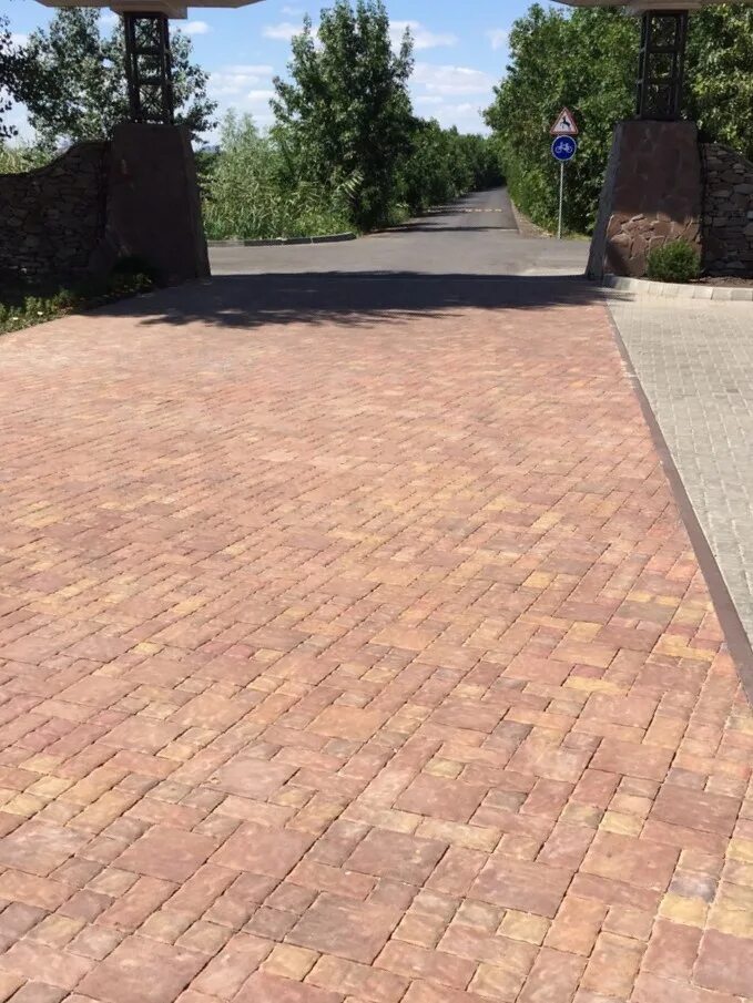 Тротуарная плитка бавария "штайн ферро". Штайнгот тротуарная плитка штайн хром. Романтика плитка донштайн. Раскладка тротуарной плитки кирпичик. Донштайн тротуарная плитка.