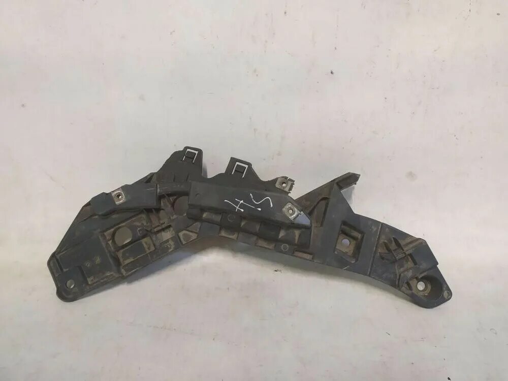 Кронштейн заднего бампера пежо 308. Кронштейны крепления бампера пежо 307. Кронштейн бампера пежо 308 правый. Крепление переднего бампера пежо 207. Пежо 307 кронштейн переднего бампера правый.