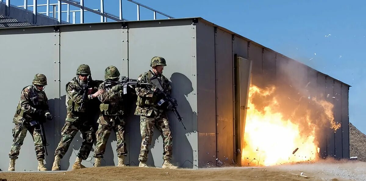 Combat skills. Тактика CQB. Армия США тренировка зачистки здания CQB. Хаус экшн. Breaching.