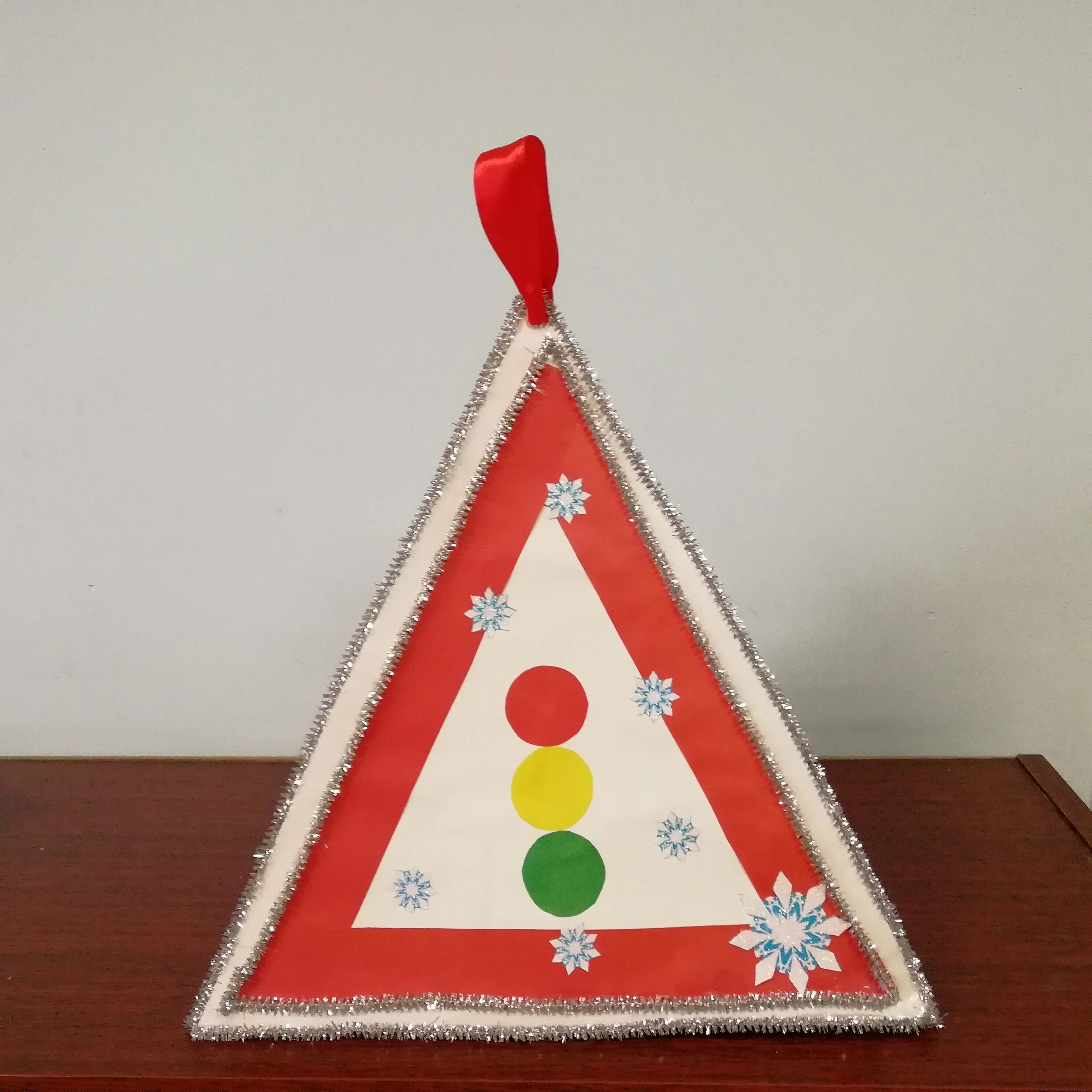 новогодняя игрушка на тему дорожные знаки. игрушка на елку дорожный знак. игрушка на елку в виде дорожного знака. игрушка на елку пдд. елочная игрушка в виде дорожного знака.