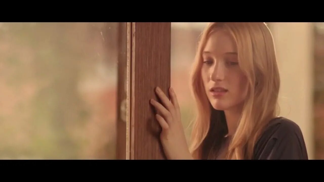 She is mine you stay. Философы урок выживания фильм 2013. Софи Лоу. Софи Лоу философы уроки выживания. Эрин Мориарти философы урок выживания.