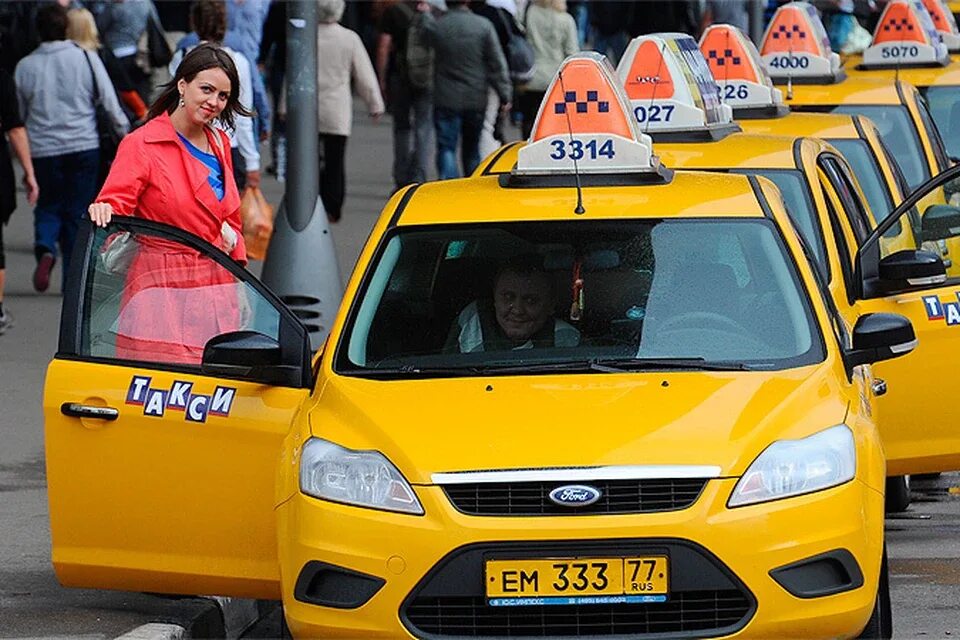 Реестр легкового такси москва. Таксопарк новое желтое такси Москва. Машина "такси". Автомобиль «такси». Желтая машина такси.