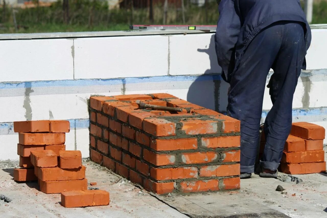 Кирпич сделать своими руками дома. Кирпич для вентканалов. Кирпичный вентканал. Дымоход и вентканалы из кирпича. Кирпичная кладка вентканалов.