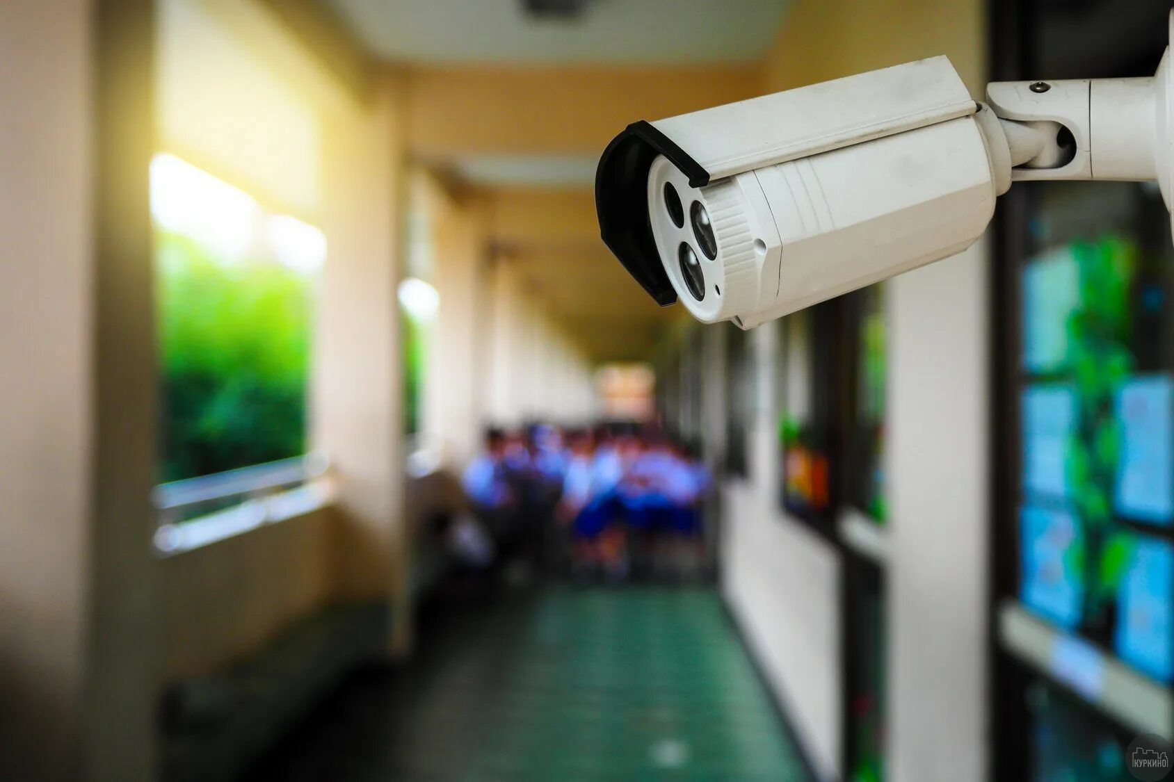 Камеры в школе родители. Видеокамера в школе. Камера наблюдения в школе. Система видеонаблюдения в школе. Камеры слежения в школе.