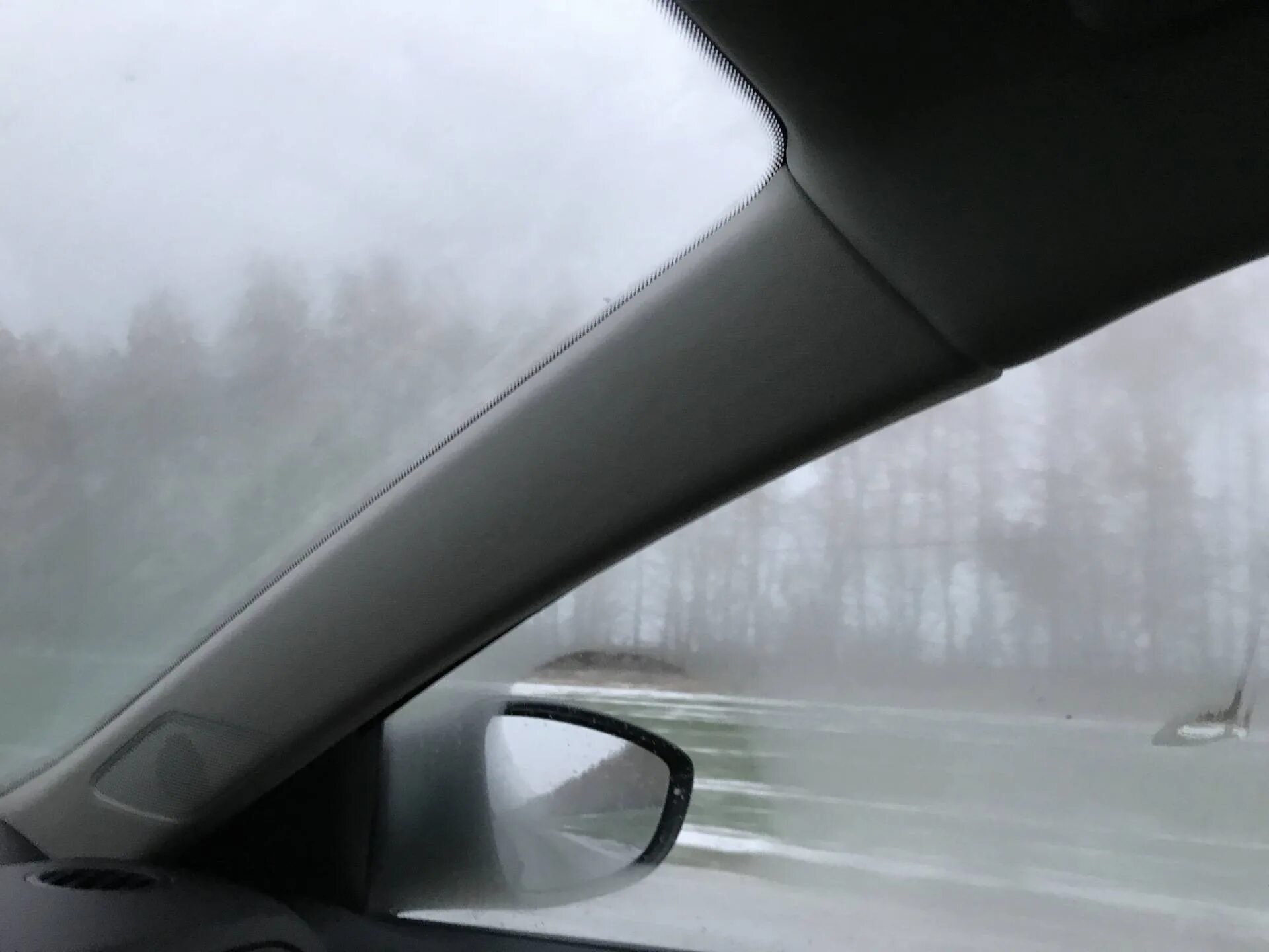 Потеет машина в дождь что делать. Стекло лобовое Фольксваген запотело. Запотевает лобовое стекло Пежо 407. Запотевшее стекло авто. Запотевшие окна в авто зимой.