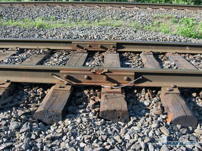 Рельсовый компенсатор р65. Стык рельсов. Изолирующий стык ржд. Рельсовый стык. Изолирующий стык р65.