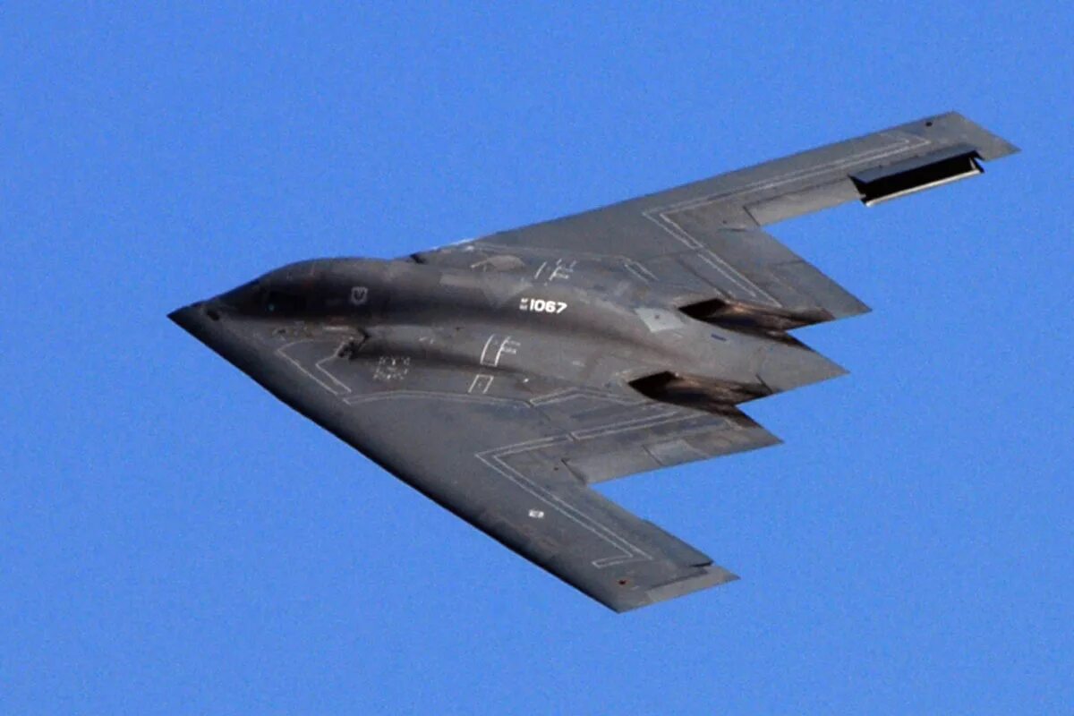 B-2 Spirit: стелс-бомбардировщик. B-2 Spirit Stealth Bomber. Стелс b2 самолет невидимка. Самолет b-2 Spirit Stealth Bomber.