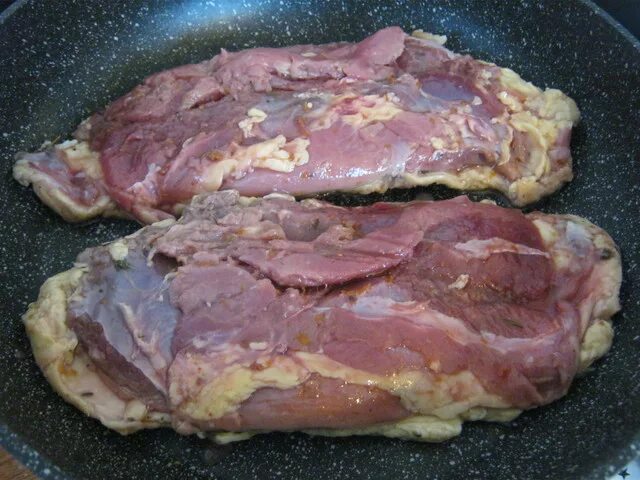 приготовление утиных грудок на сковороде. приготовление утиных грудок на сковороде. утиная грудка жареная на сковороде. сколько жарить утиную грудку. утка приготовленная кусками.