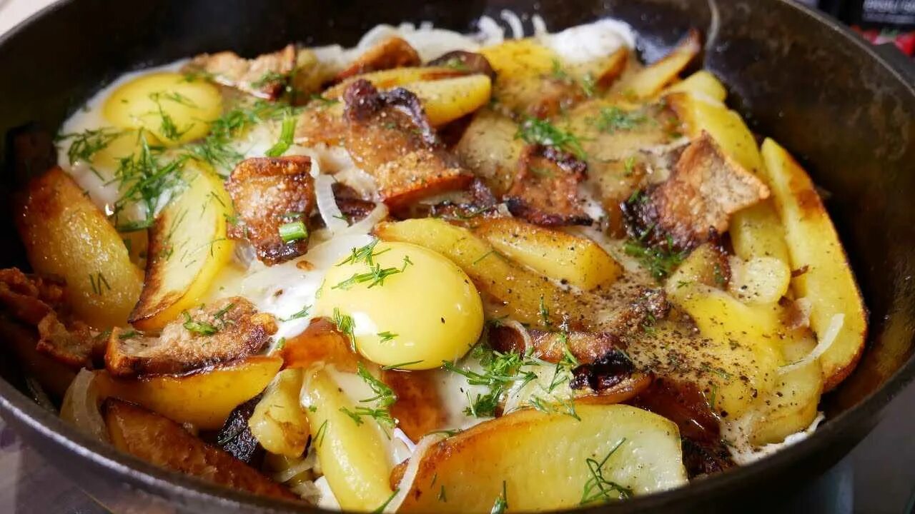 Как пожарить картошку с салом. Жареная картошка с салом. Жареная картошечка с салом. Картошка на сковородке. Жареная картошка с яйцом на сковороде.
