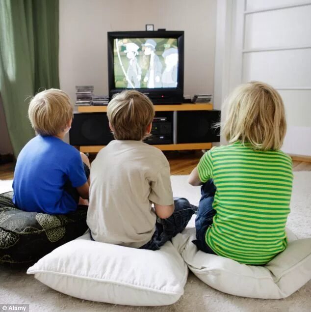 15 tv watching. Телевизор для детей. Ребенок перед Телеком. Дети возле телевизора. Телевидение и подросток.