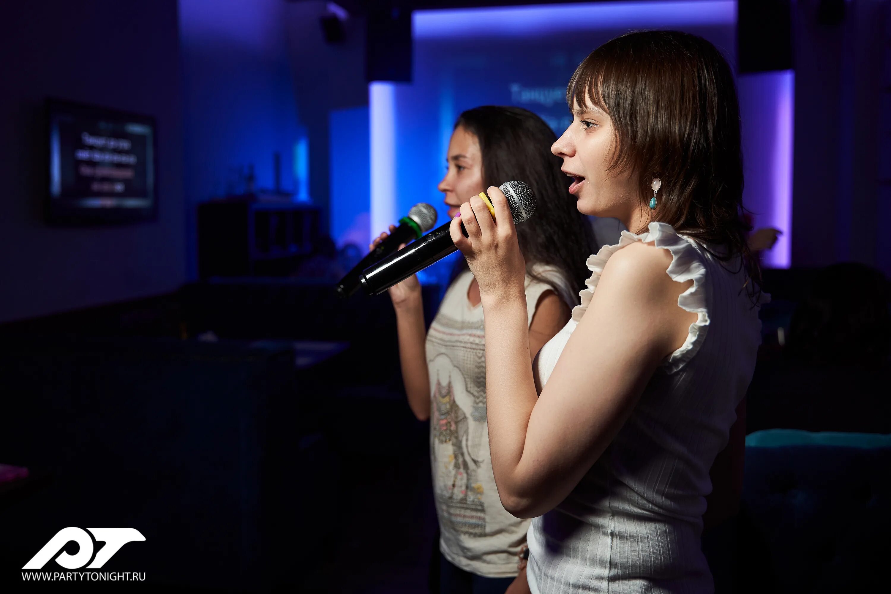 Караоке бар микрофон. Караоке. Администратор караоке. Девушка поёт в клубе караоке. Караоке твоей девушке.