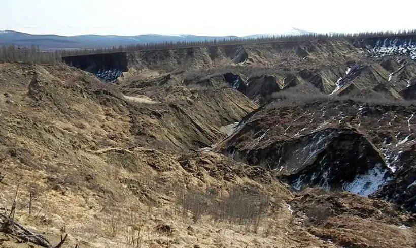 Батагайка. Сибирский кратер Батагайка. Термокарстовая котловина Батагайка. Сибирский Батагайский разлом. Кратер Батагайка в Восточной Сибири.