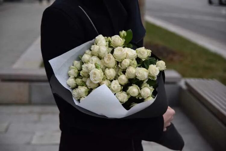 Мужчина дарит белые розы женщине. Белые розы мужчине. Букет для мужчины. Мужчина с букетом белых роз. Парень с белыми розами.
