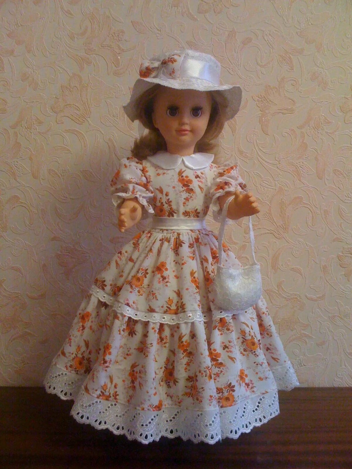 Платье для куколки. Платья для кукол. Шитые платья для кукол. Платья для больших кукол. Платье для большой куклы.