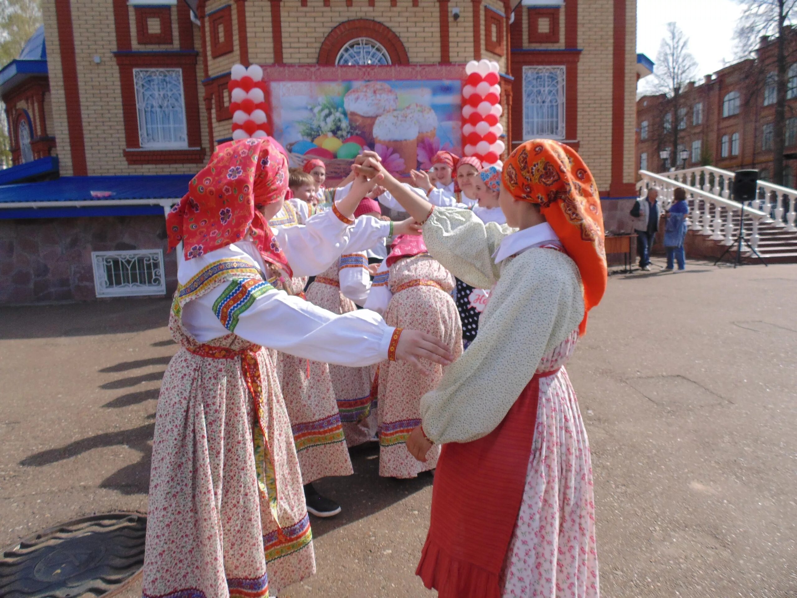 С красной горкой красной горкой. Празднование праздника красная горка. Мордовский праздник красная горка. Гулянья на красную горку. Время красная горка