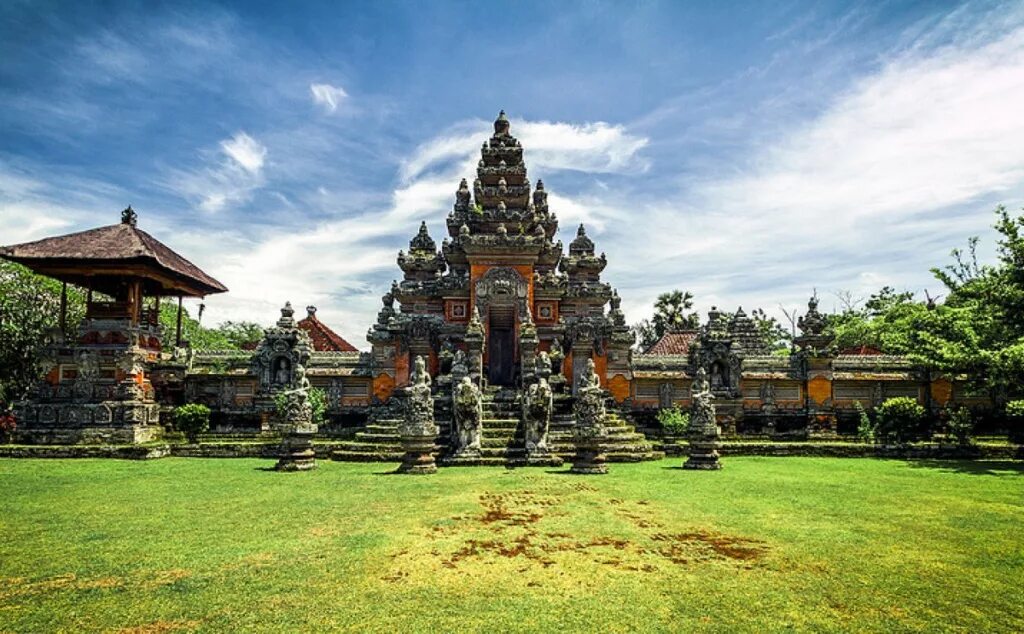 Что такое индонезия. Батубулан Бали. Бали храмы. Джакарта Бали. Индонезия храм Джакарта.