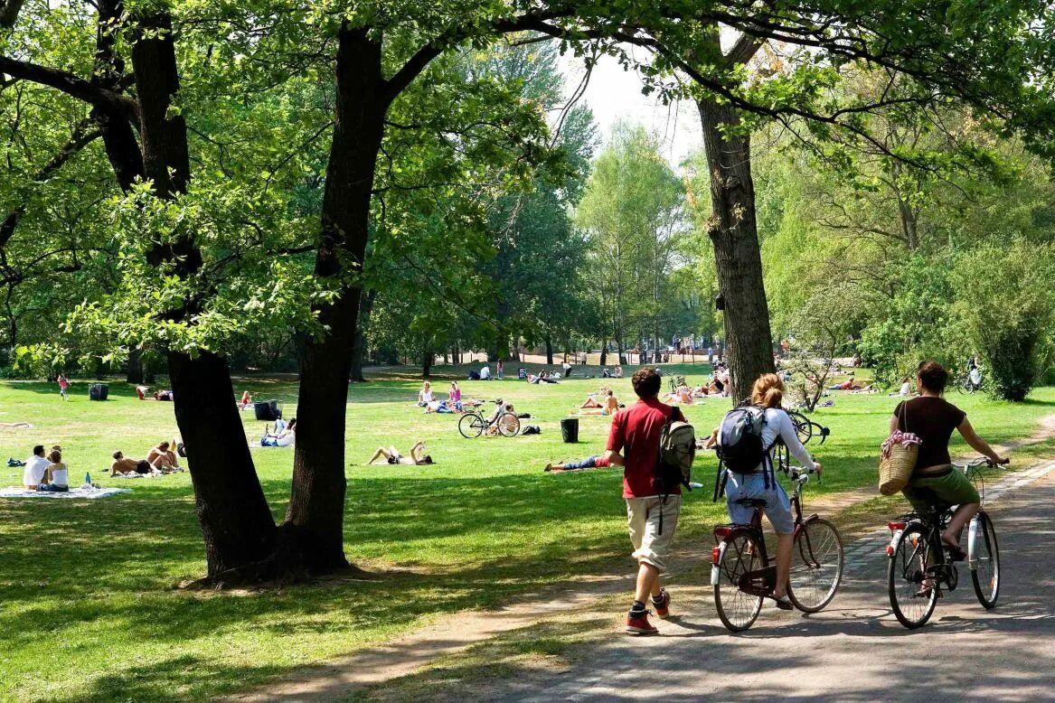 She s in the park. Тиргартен в Берлине пикник. Hyde Park Германия. Парк в Берлине gaertendervelt. Парк с людьми.