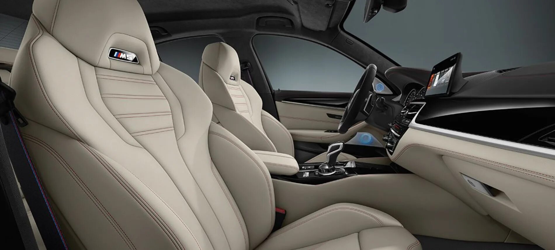 Сиденья бмв м5. Bmw m5 f90 салон. m5 f90 белый салон. бмв м5 ф90 белый салон. bmw m5 f90 белый салон.