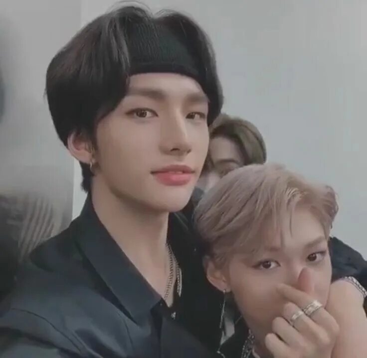 Хёнджин и минхо. Хёнликсы stray kids. Хенджин stray kids. Фанфики хёнликсы. Фанфики про феликса и хенджина стрей кидс.