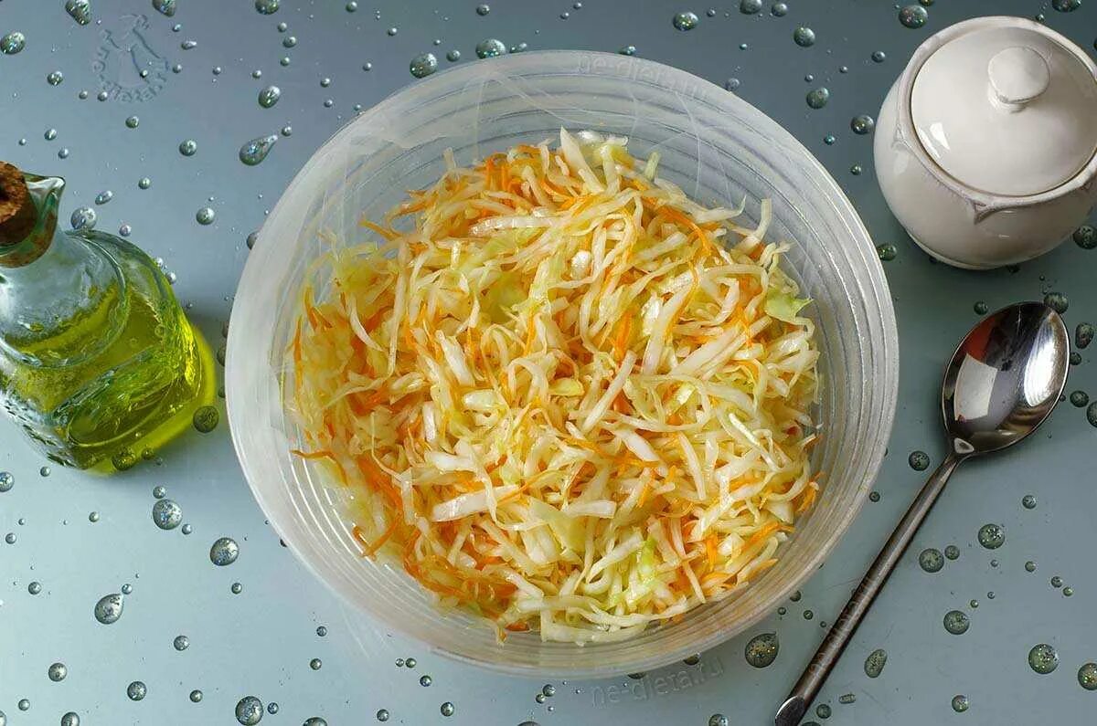 Капуста как в столовой рецепт с уксусом. Капуста маслом. салат из свежей капусты с уксусом и сахаром и маслом. салат из капусты с морковью как в столовой. капустное масло.