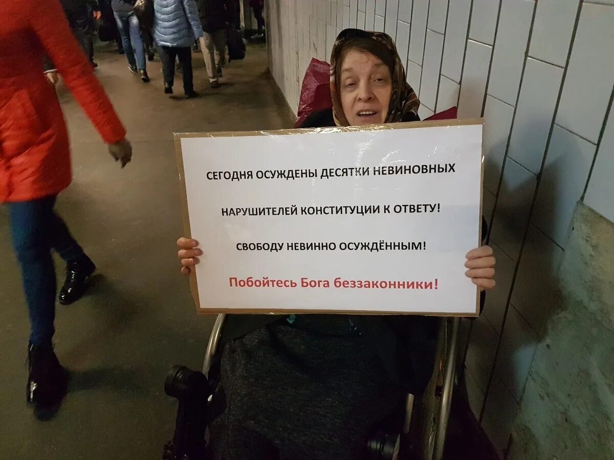 Разоблачение в сетях. Надписи на плакатах оппозиционных митингов.