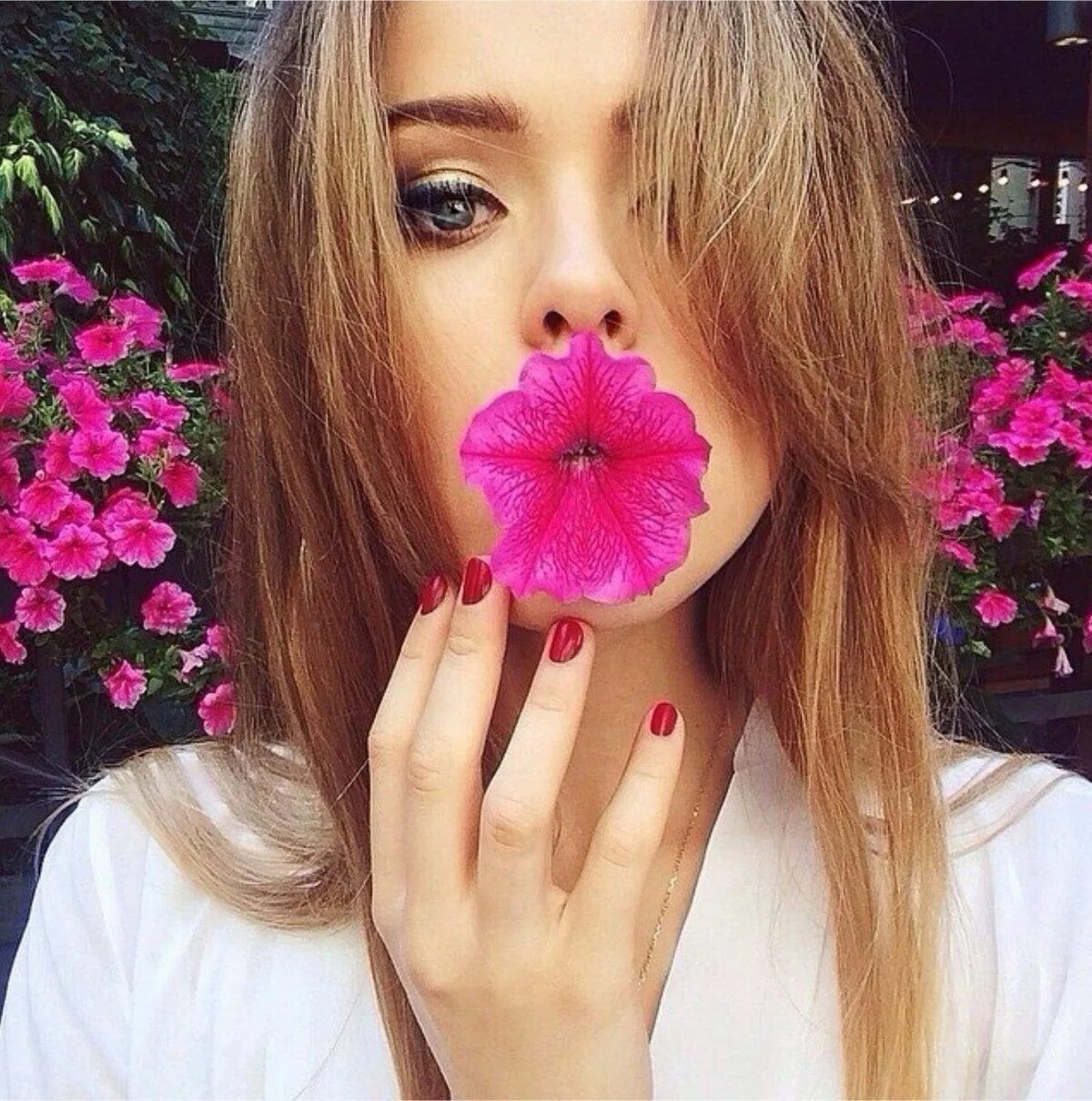 Красивые девушки инстаграмма. Красивое селфи с цветами.