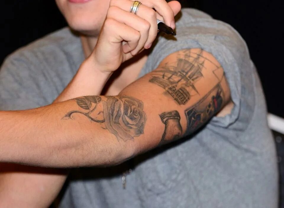 Маленькие тату треугольники. On left arm from me. Мэйби тату. Tattoo left. Тату left right.