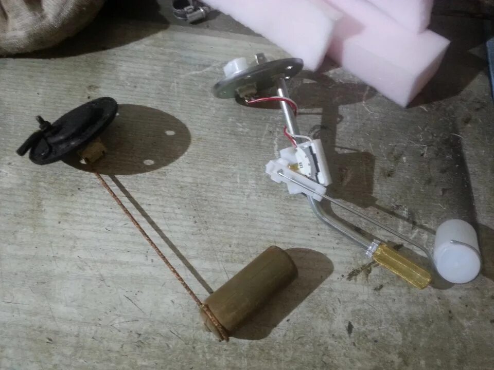 Бензонасос неправильно показывает уровень топлива. Датчик уровня топлива уаз буханка. уаз 3909 датчик топлива. датчик уровня топлива дополнительного бака уаз буханка. датчик уровня топлива уаз 3909.