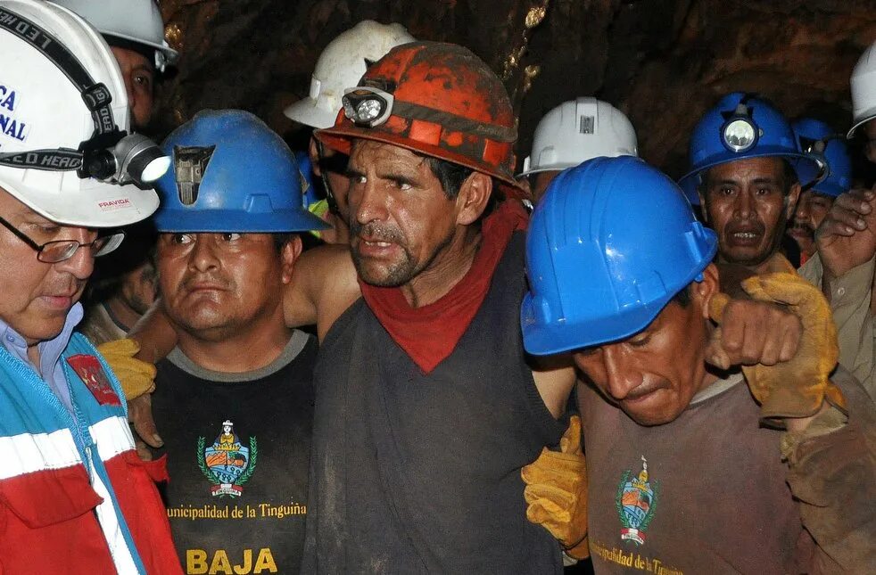Обвал шахты в чили 2010. Спасение шахтеров в чили. Шахтеры. Авария на шахте в чили. Шахтеры перу.
