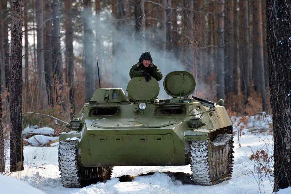 Включи военная станция. Механик водитель БТР 80. Механик водитель МТЛБ. Механик водитель БТР. Мехвод БТР.