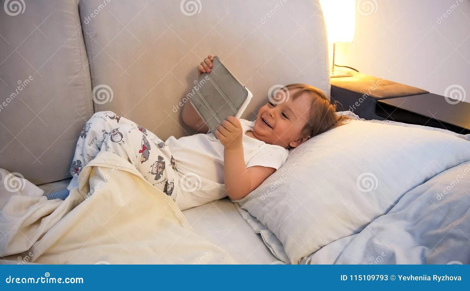 Писается ночью в кровать. Чтение лёжа ребёнок. Ребенок читает в кровати. Ребенок лежит на кровати. Ребенок читает лежа.
