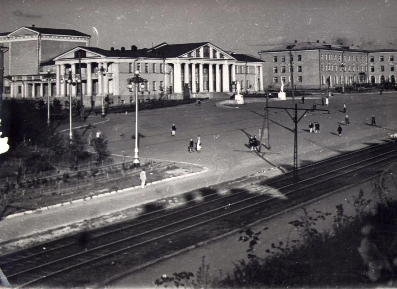 Трамвай уралмаш свердловск. Старый дк уралмаш. Дк эльмаш екатеринбург. Старый эльмаш. Старый свердловск эльмаш.