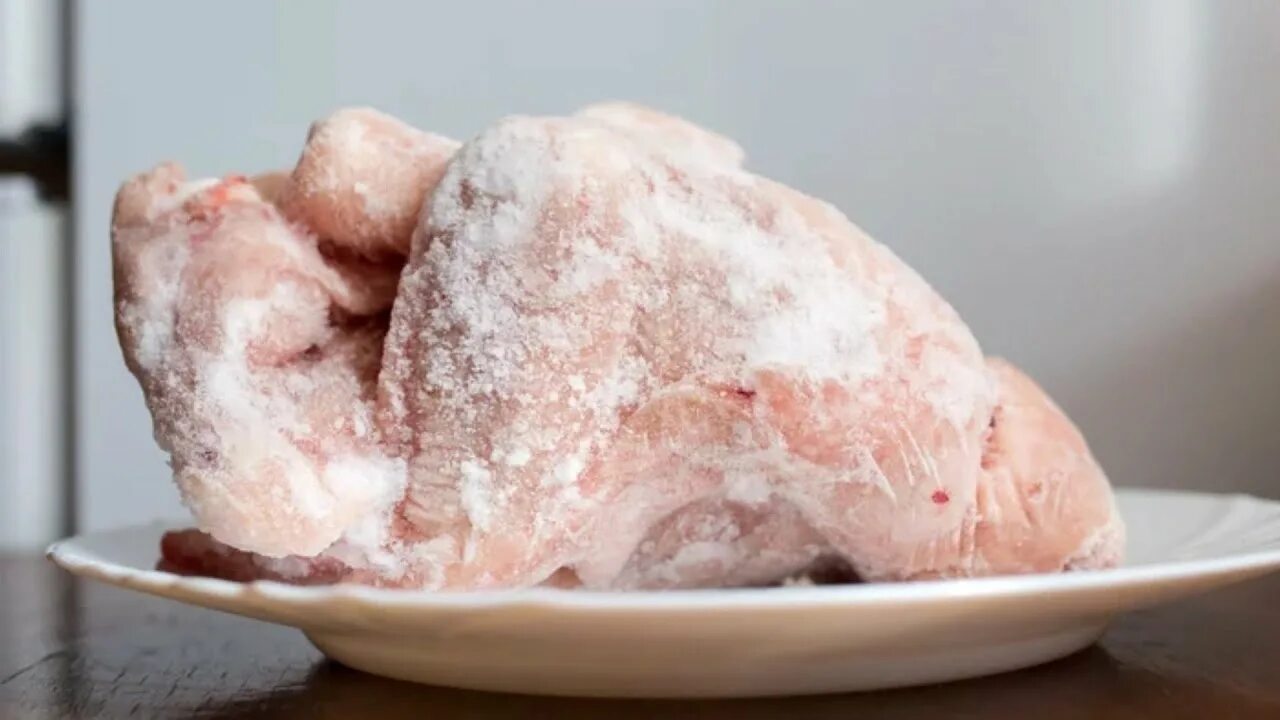 Можно ли варить замороженное мясо без разморозки. Замороженная курица. Оттаивание мороженого мяса. Можно ли варить не размороженное мясо. Можно ли варить не размороженное мясо.