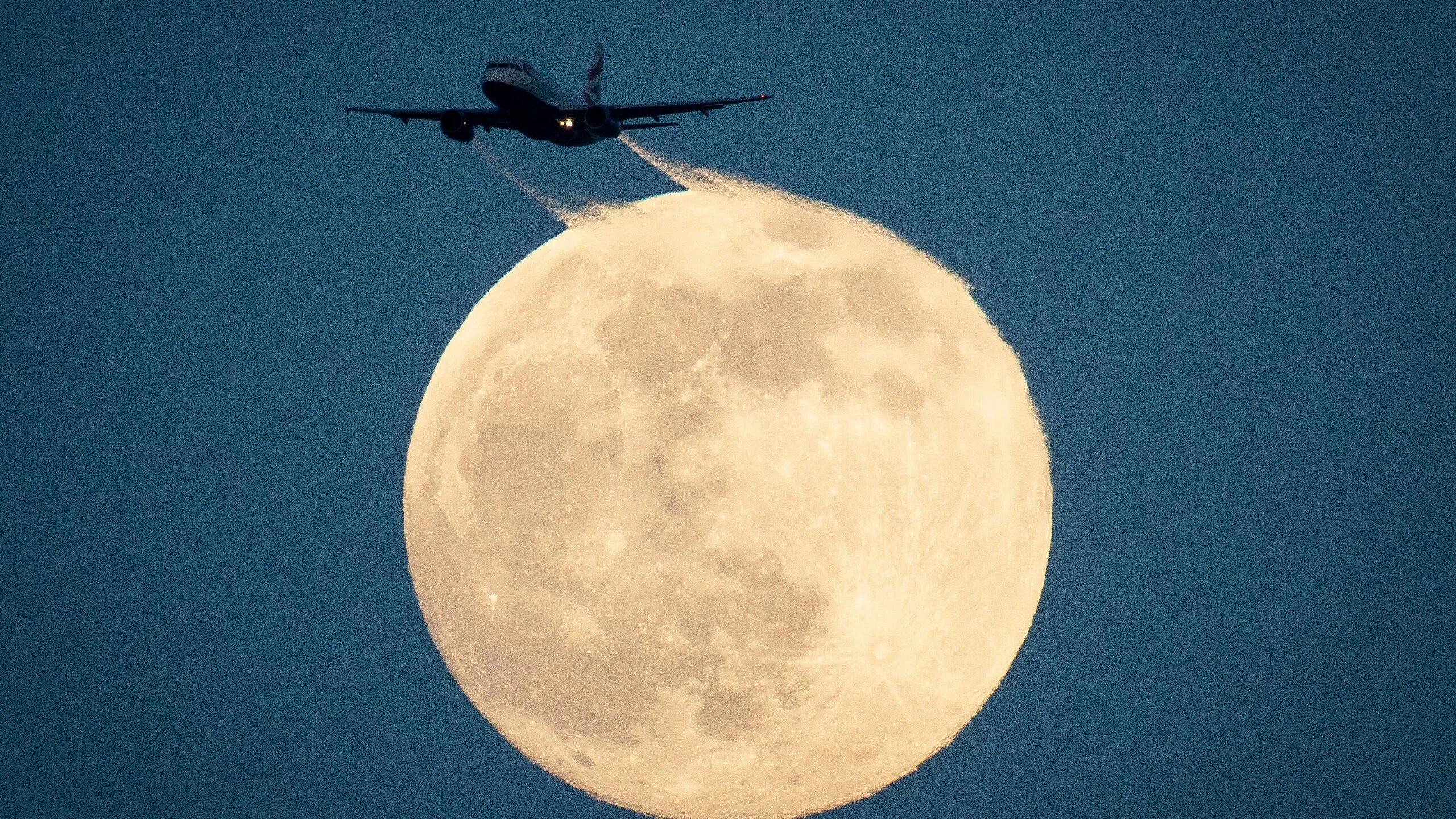 27 суток луна. Самолет на фоне Луны. Самолет полнолуние. Луна и самолет в небе. Самолет ночь Луна.
