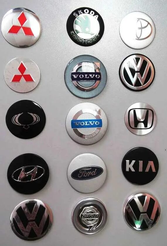 значки машин иномарок круглый. машина с круглым значком. марки автомобилей. марки автомобилей со значками. эмблемы марок автомобилей.