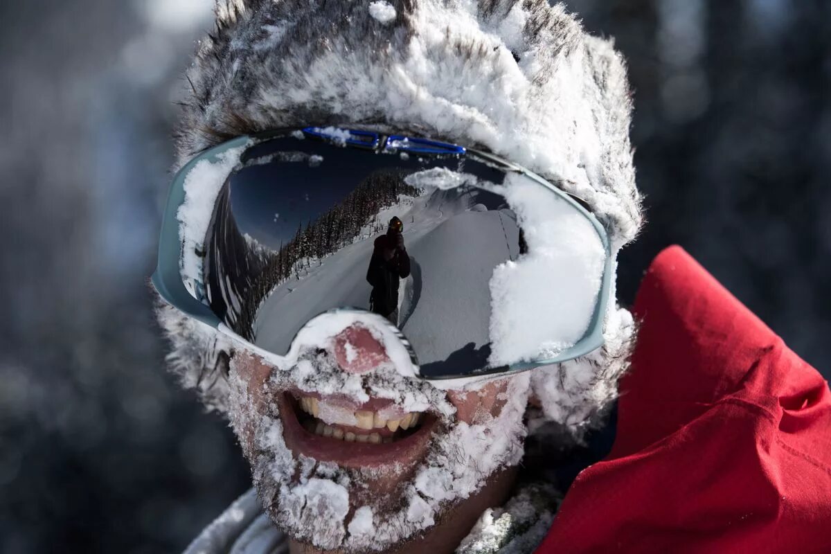 Замерзший лыжник. Человек в горнолыжной маске. Горнолыжная маска в снегу.