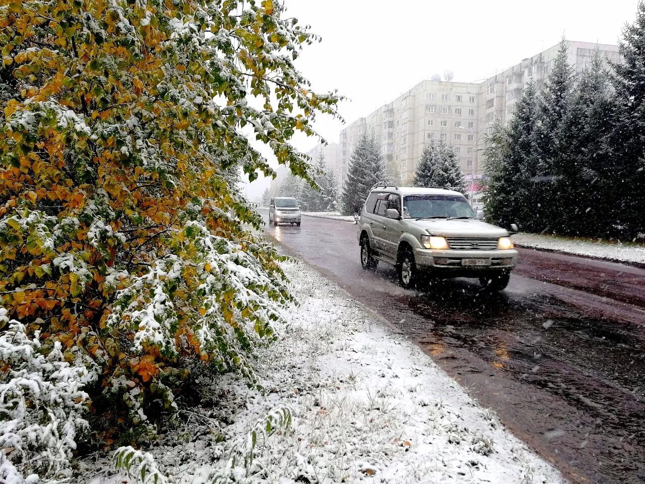 Погода в нерюнгри на 3 дня. Нерюнгри снег. Первый снег в городе. Нерюнгри снег летом. Снег и осень машина.