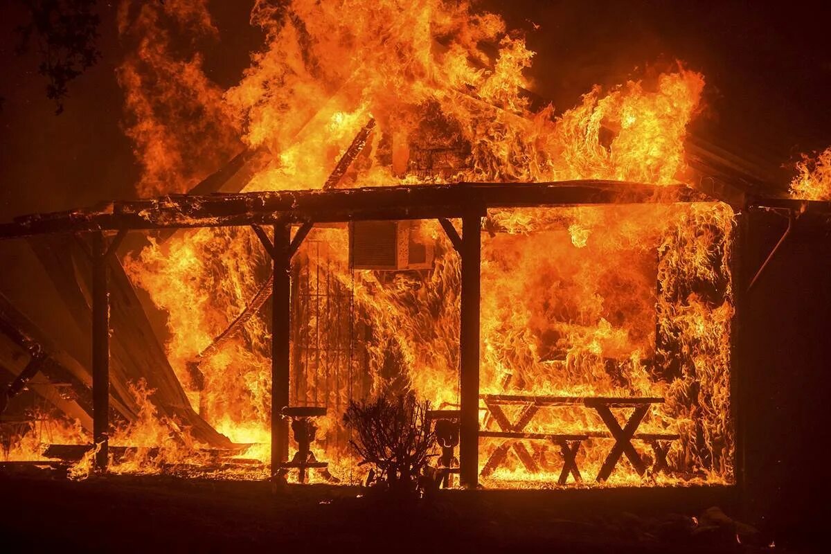 Дом в огне. Красивый пожар. Горящий деревянный дом. Горящий дом снаружи. Дом в огне.