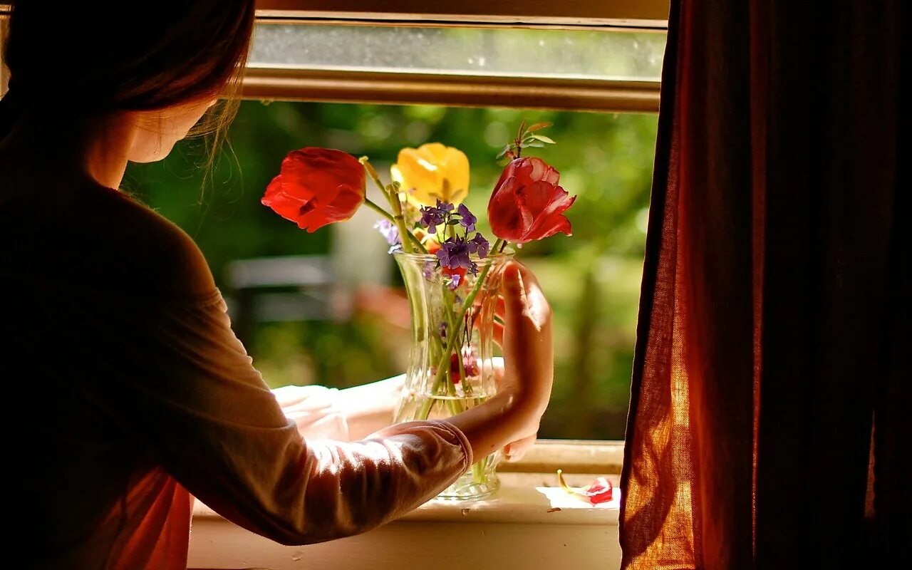 Оставайтесь желанными красивыми. Цветы на окне. Девушка с цветами возле окна. Окно с цветами. Цветы на подоконнике вечером.