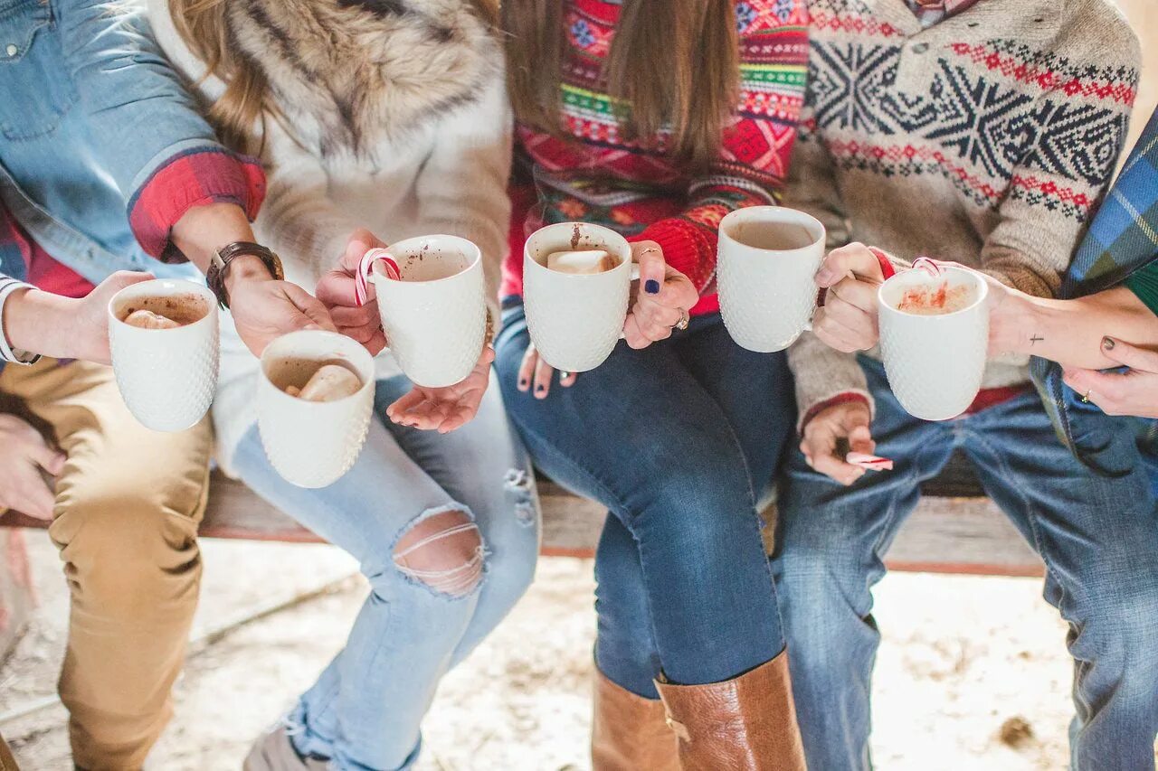 Люди за праздничным столом. Ужин с друзьями. Ужин с друзьями. Человек и природа. Компания друзей.