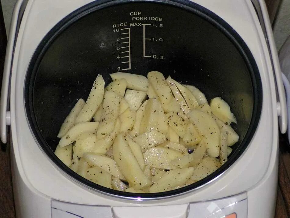 Картошка в мультиварке без мяса. Картошка в мультиварке. жареная картошка в мультиварке. мультиварка с картошкой. картофель запеченный в мультиварке.