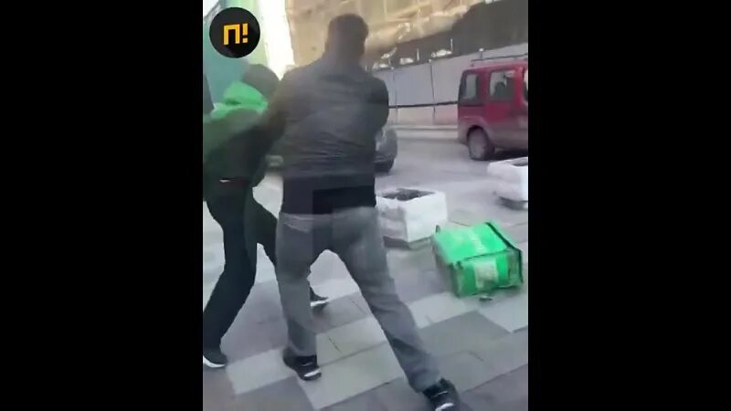 Нападение на центр в москве. Доставщик напал на женщину. Клип где продукты напали на людей.