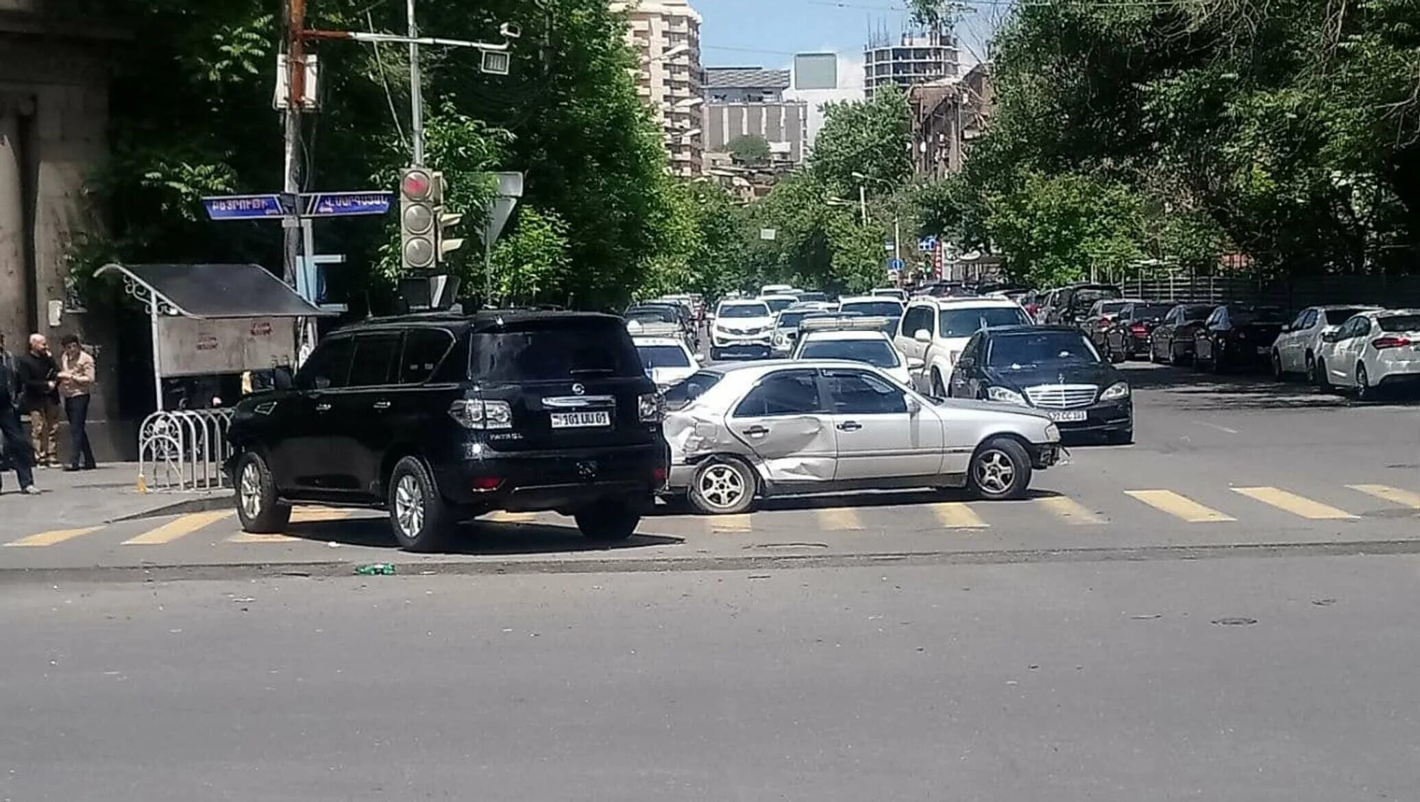 Ереван хоренаци. Кортеж Пашиняна Ереван. Машина Пашиняна.