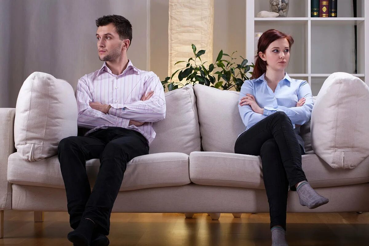 Любовь после развода. Мужчина и женщина на диване. Кризис отношений мужчины и женщины. Разлад в семье. Кризис семьи.